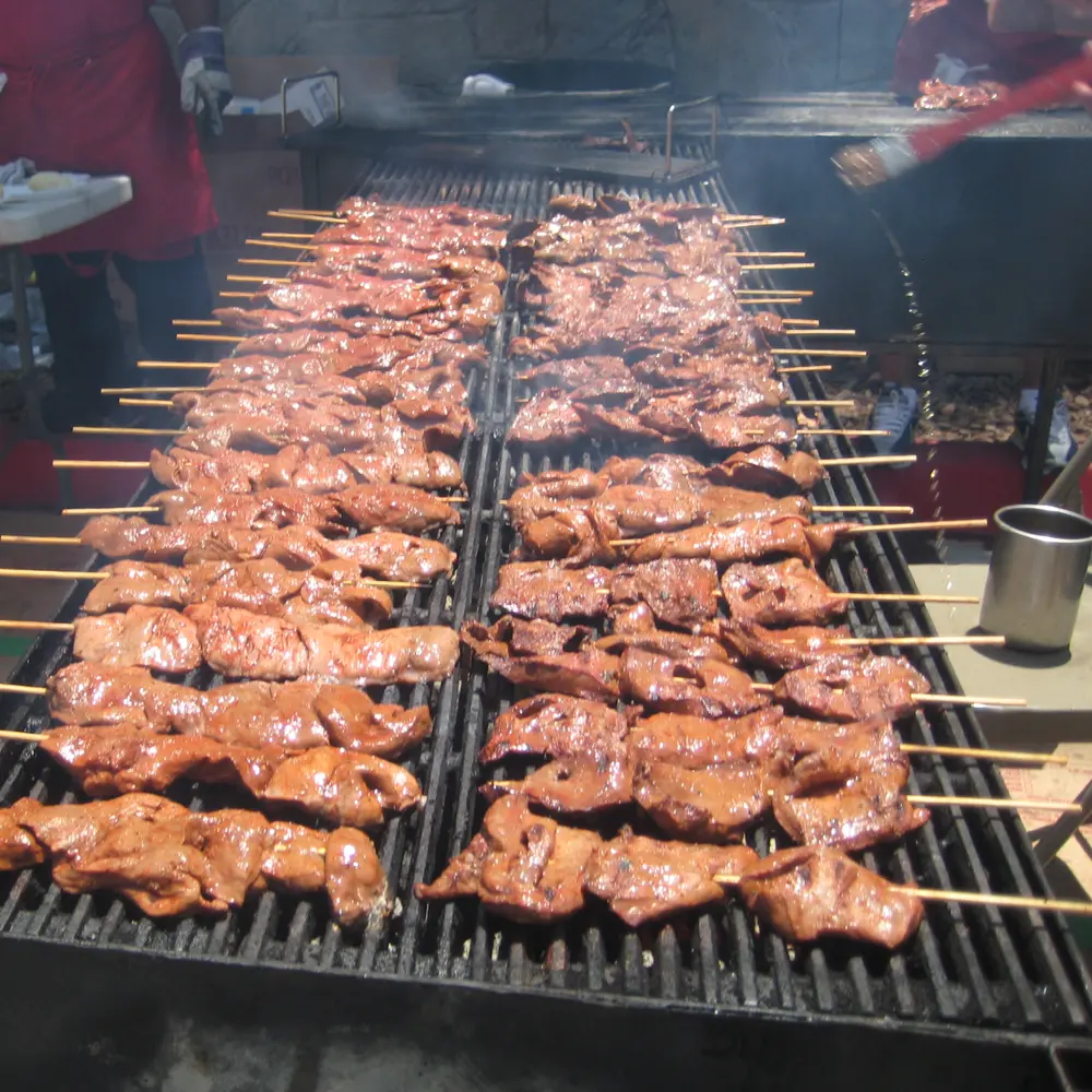 Anticuchos a la brasa