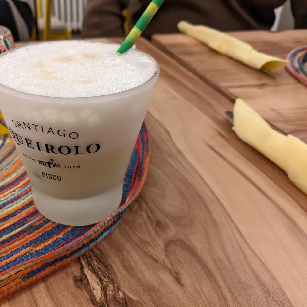 Pisco Sour servido en copa
